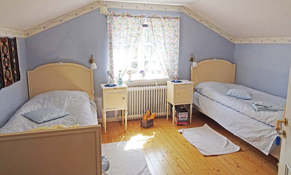 Blått sovrum med två sängar