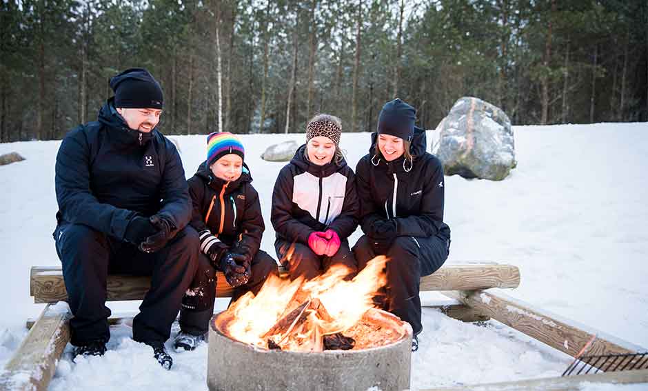 Familj som grillar utomhus