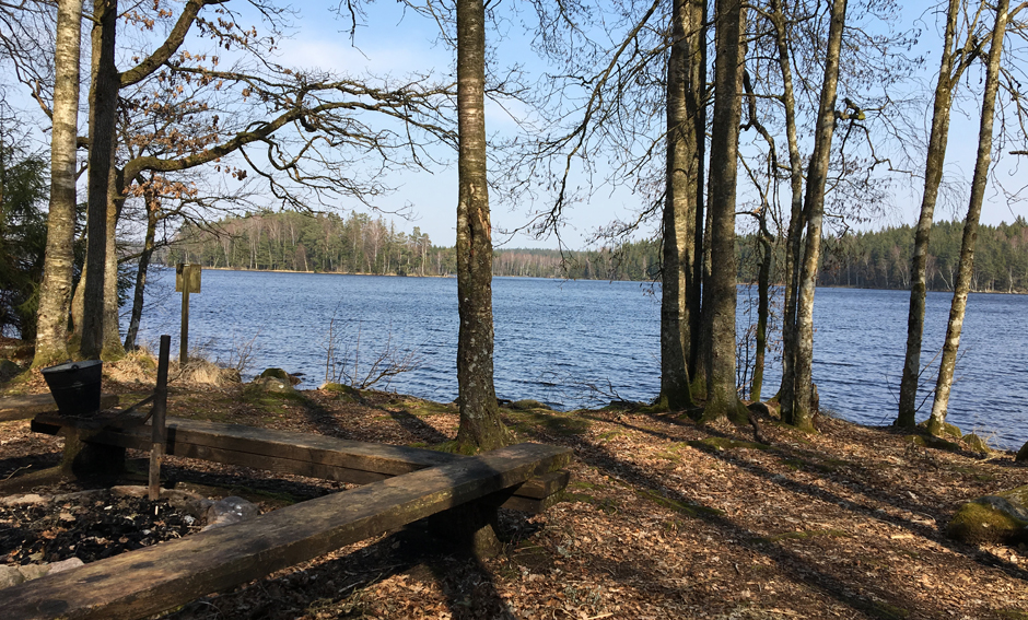 Grillplats med Fegensjön i bakgrunden