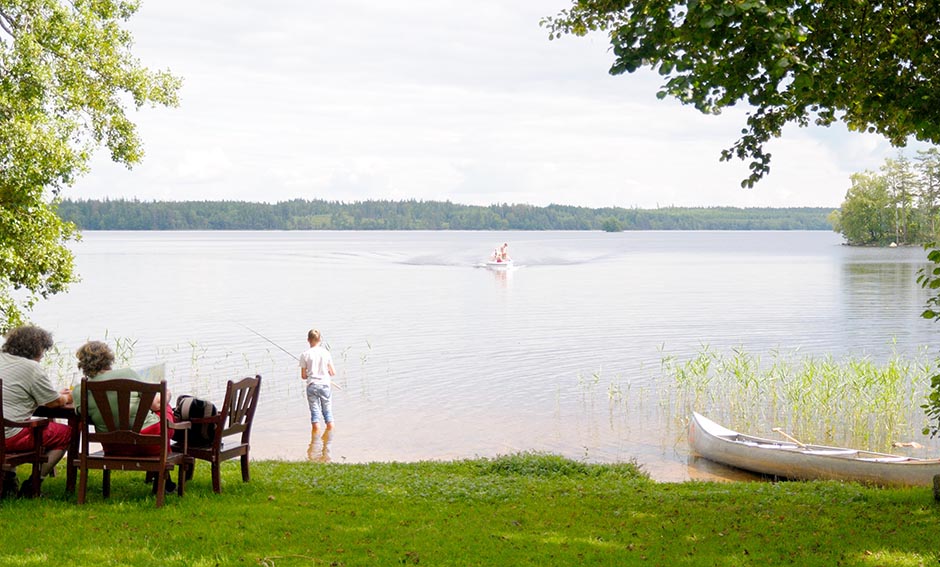 Vandrarhemmet ligger vackert precis vid sjön.